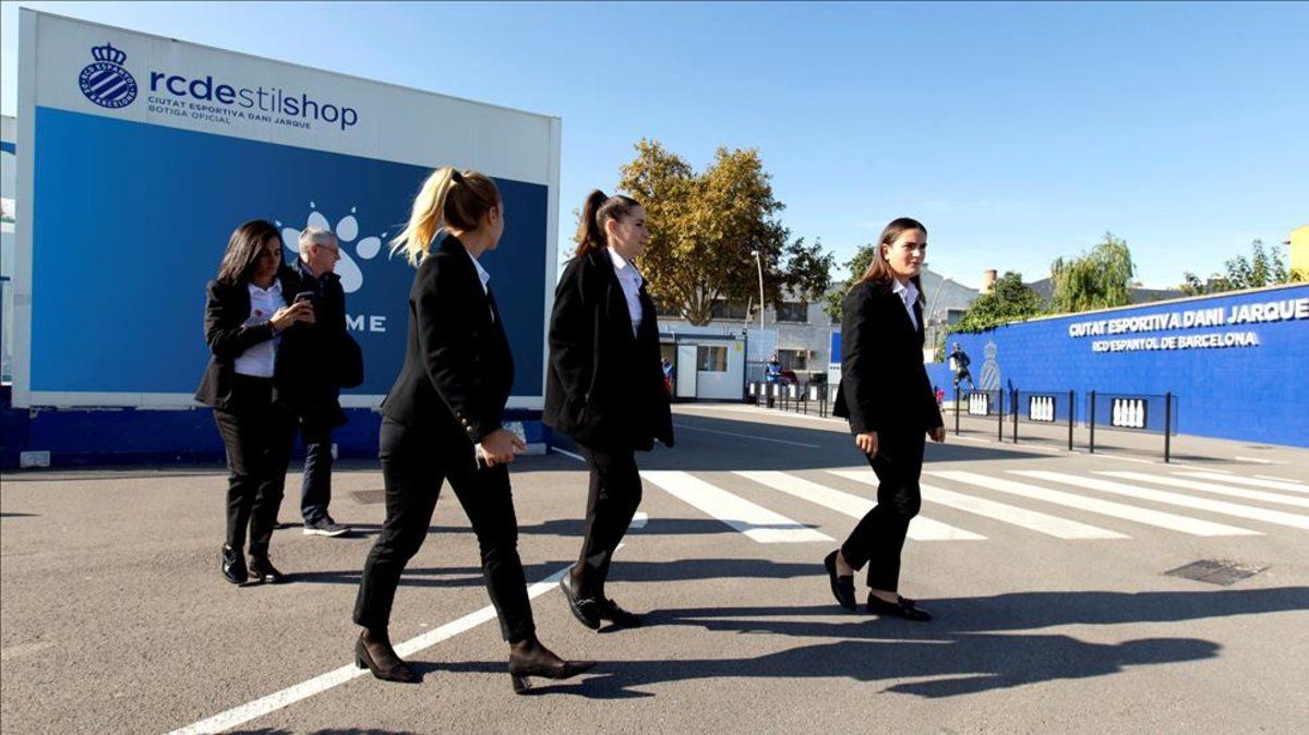 El grupo arbitral del partido entre el Espanyol ante el Granadilla, abandonan la Ciudad Deportiva Dani Jarque.