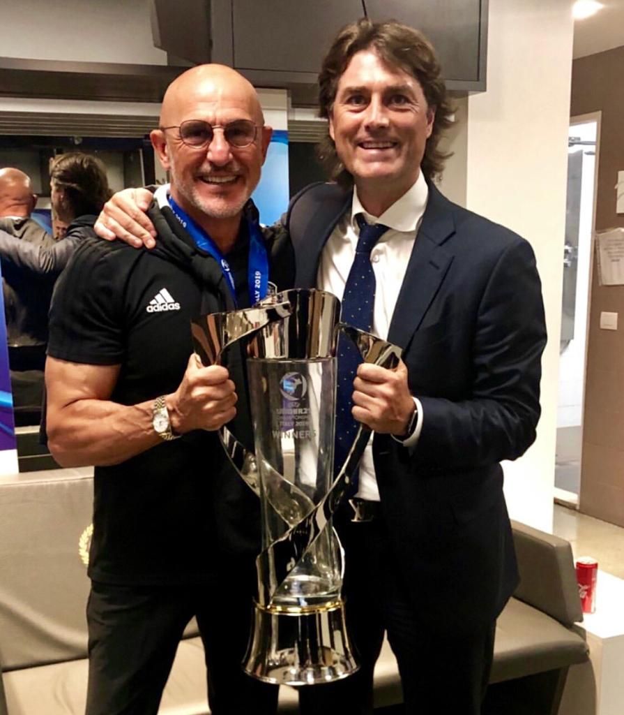 Sentimiento Athletic: Luis de la Fuente posa junto a Julen Guerrero con el trofeo de campeones de la Eurocopa sub 21.