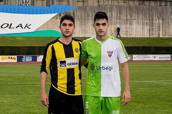 Unai Núñez posa junto a su hermano Asier en un campo de fútbol.