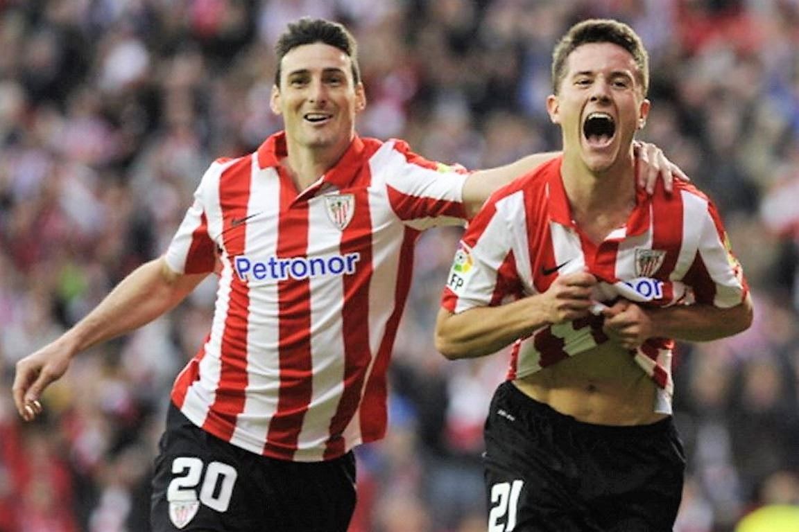 Aritz Aduriz corre junto a Ander Herrera jugando con el Athletic Club.