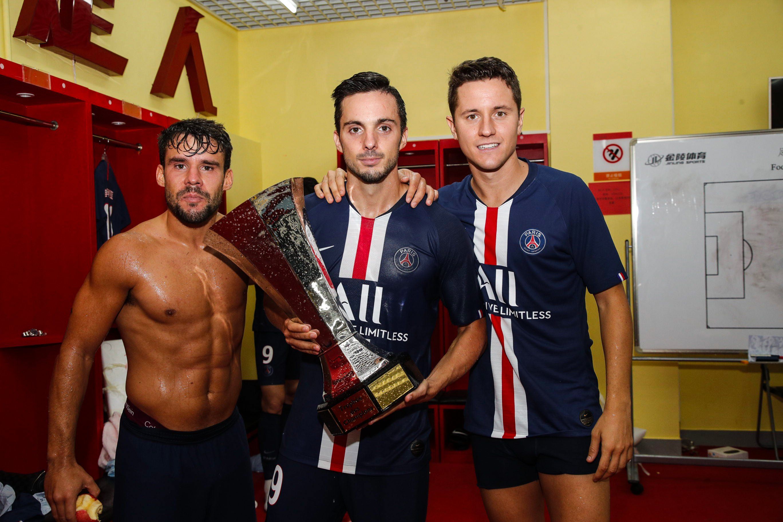 Ander Herrera posa con el título de la Supercopa junto a Sarabia y Bernat..