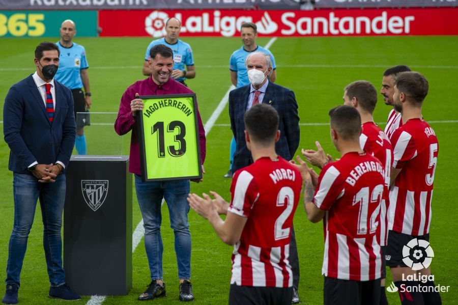  El meta Iago Herrerín, en el homenaje recibido durante el Athletic Club-Real Madrid.