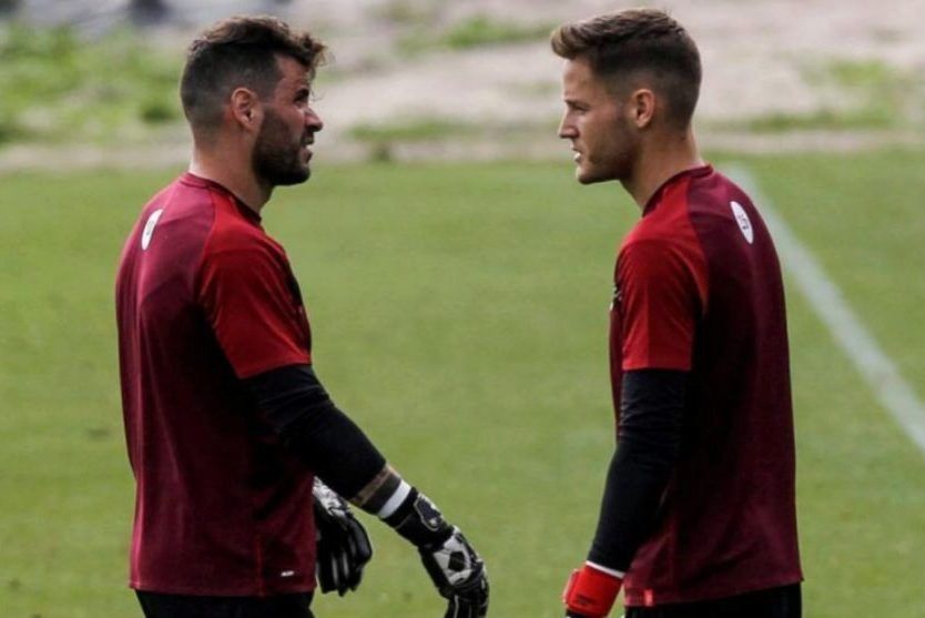 Álex Remiro con Iago Herrerín durante un entrenamiento en Lezama.
