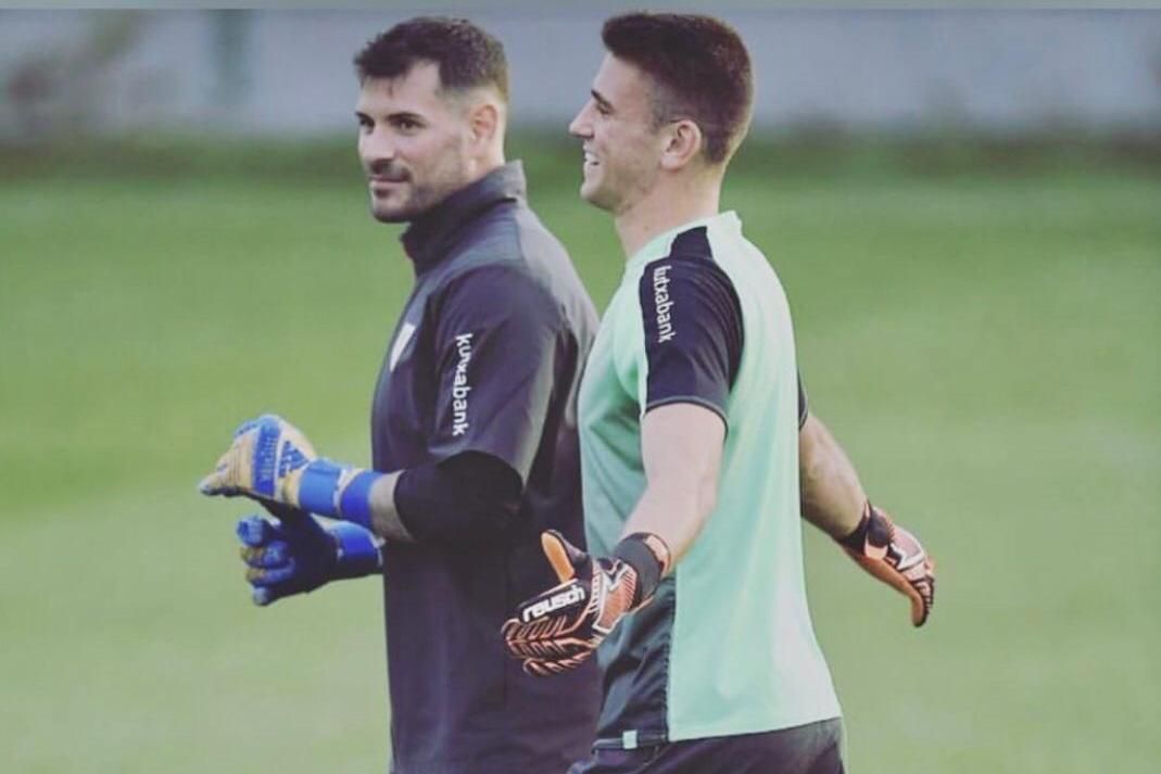Iago Herrerín y el meta internacional Unai Simón sonrientes en Lezama.