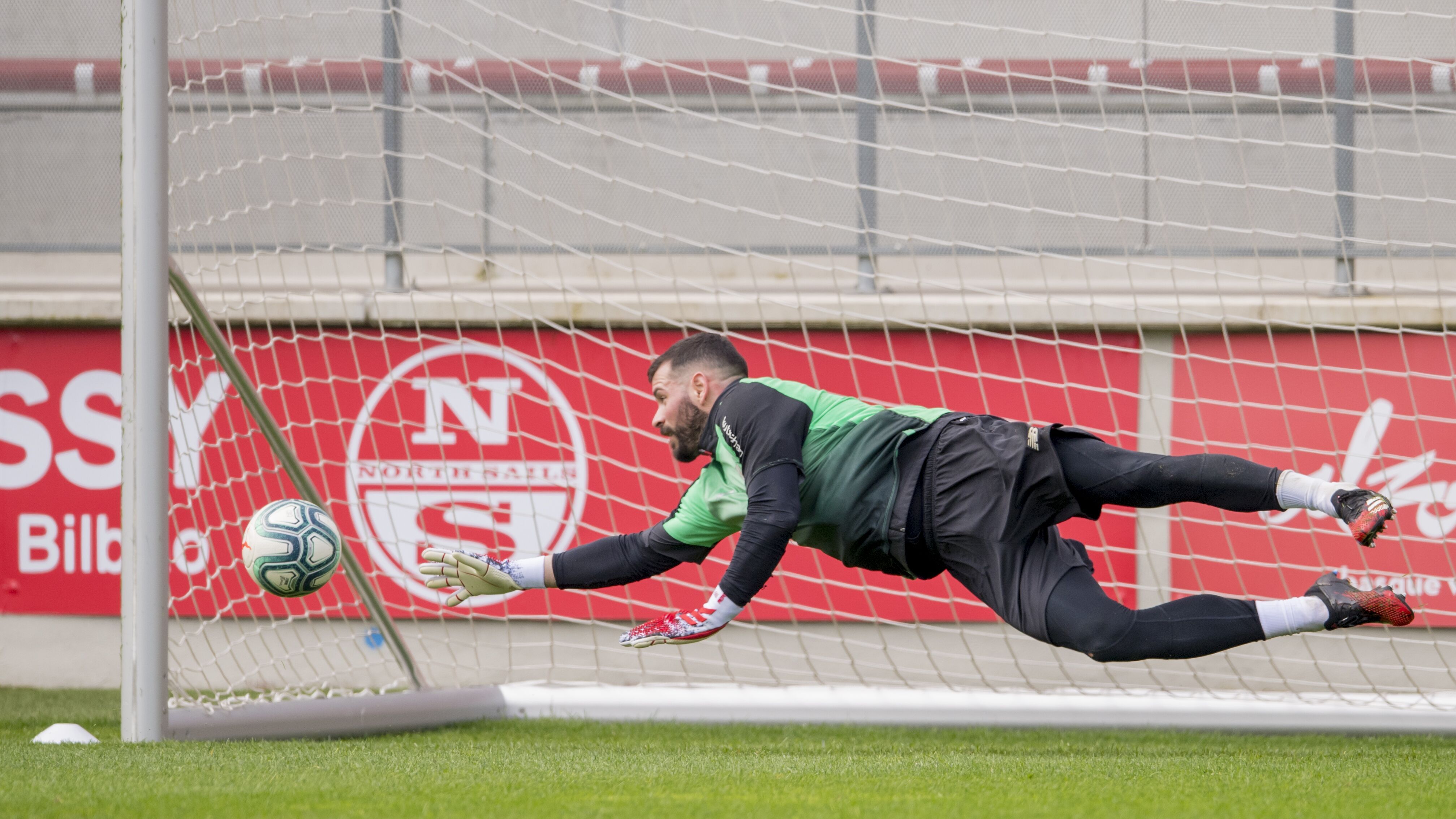  Estirada felina de Iago Herrerín en Lezama.