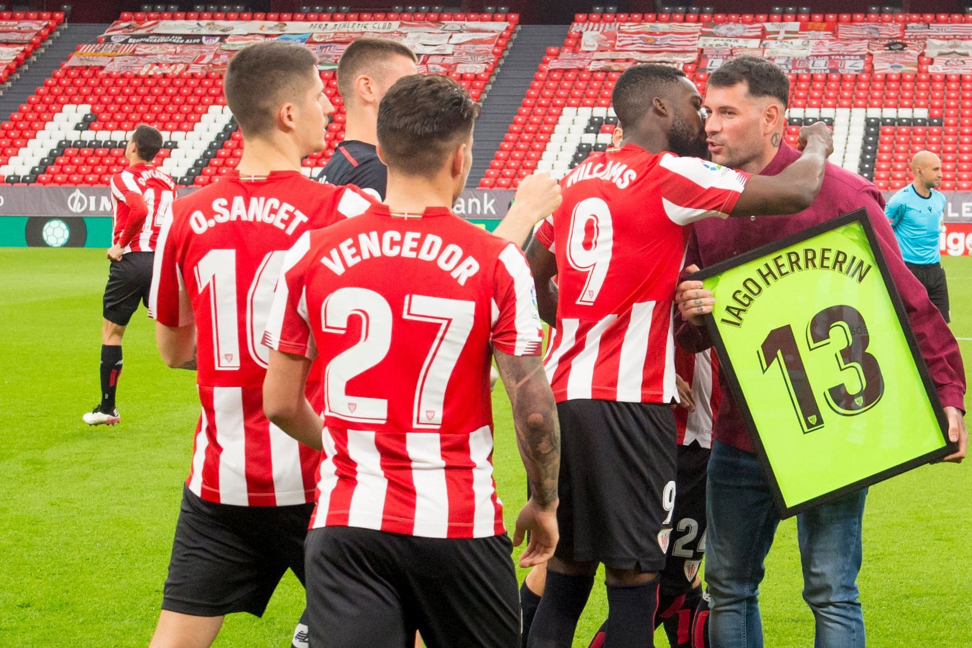 Los Leones abrazan a Iago Herrerín en su despedida ante el Real Madrid en San Mamés.