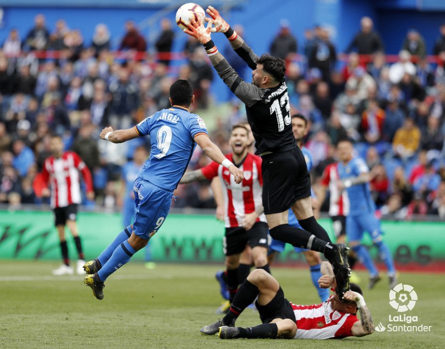 Iago Herrerín vuela sobre el cielo de Getafe.