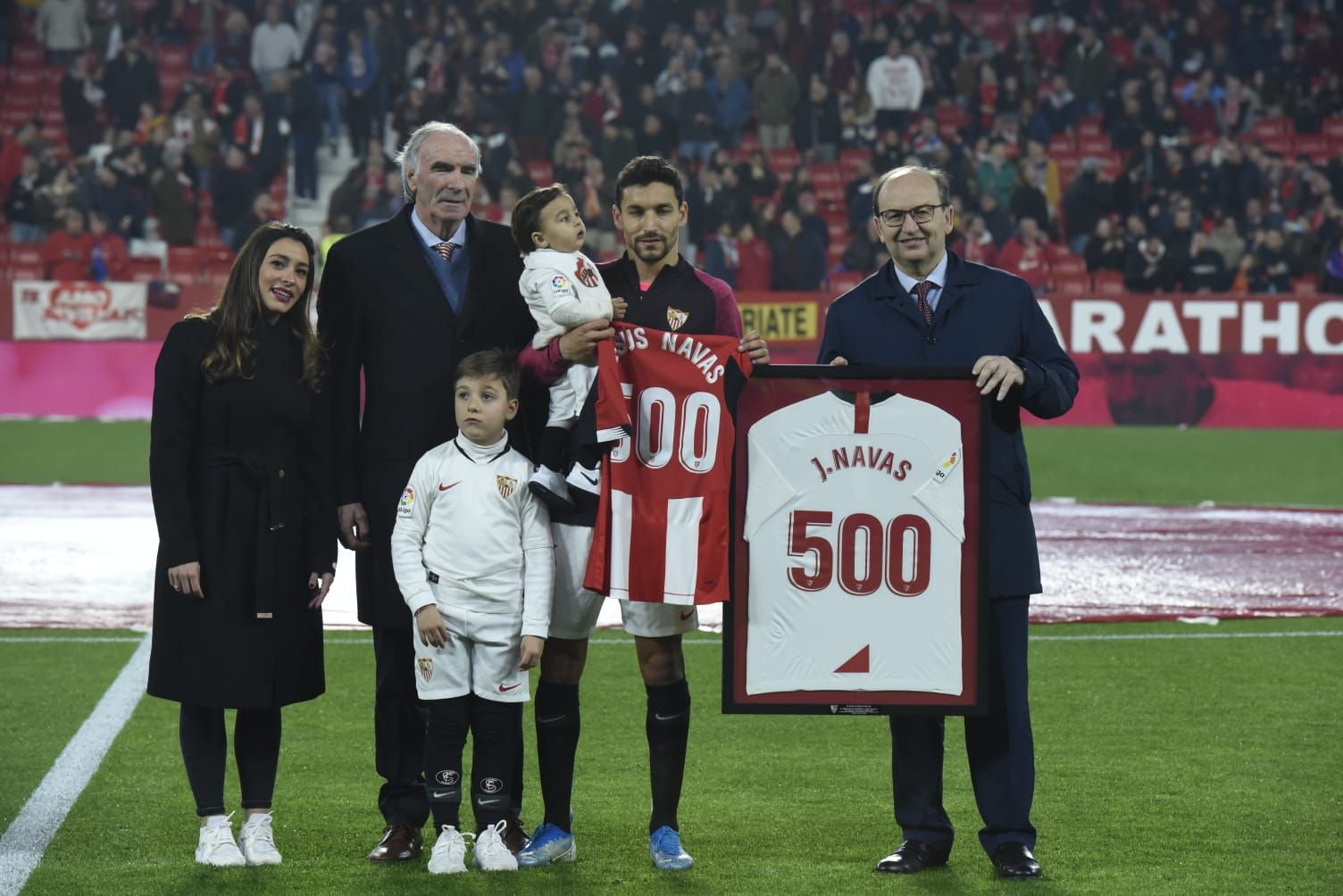Pepe Castro entrega la camiseta conmemorativa de los 500 encuentros a Jesús Navas.