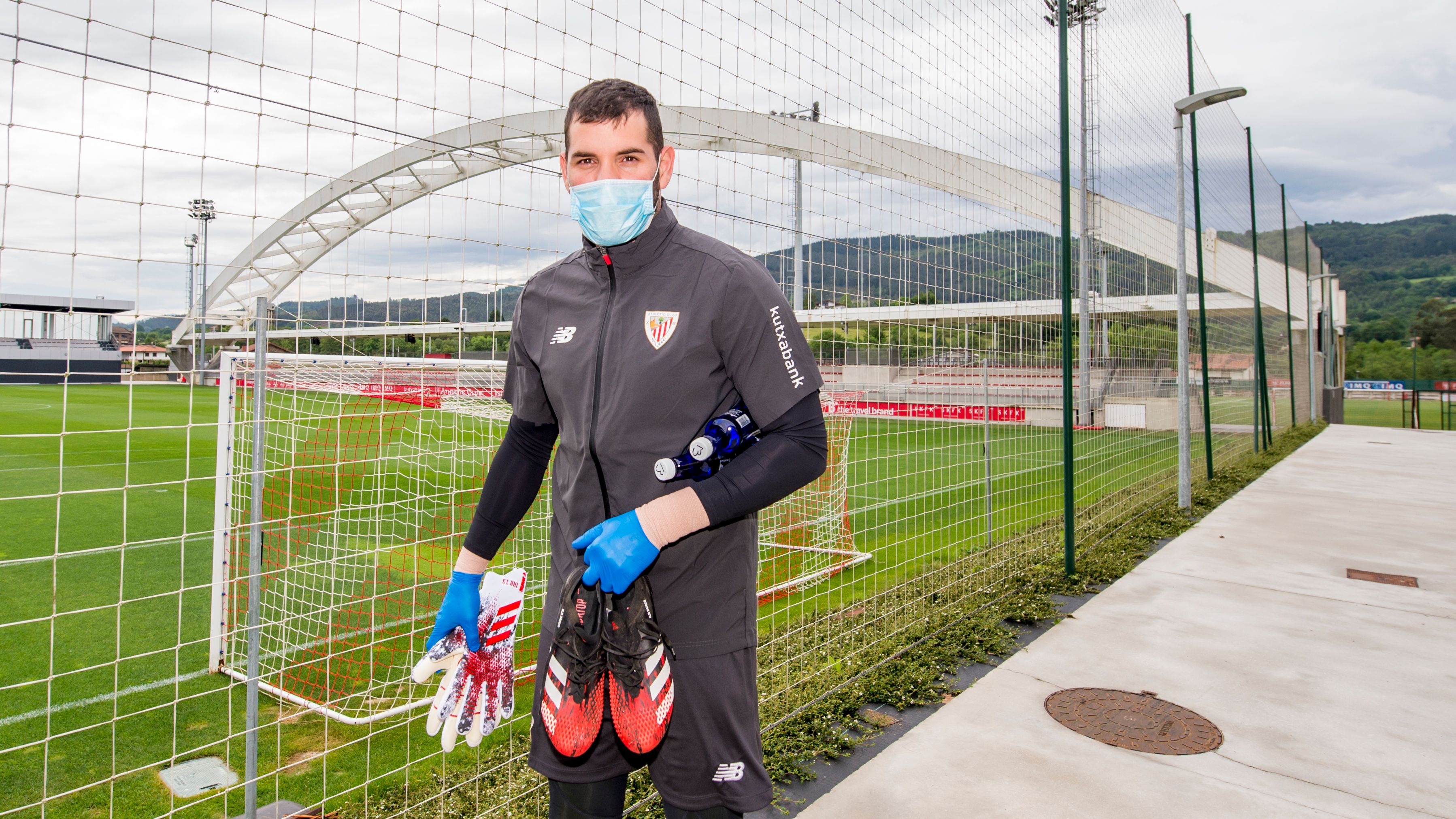  La curiosa imagen de Iago Herrerín con la mascarilla en Lezama.