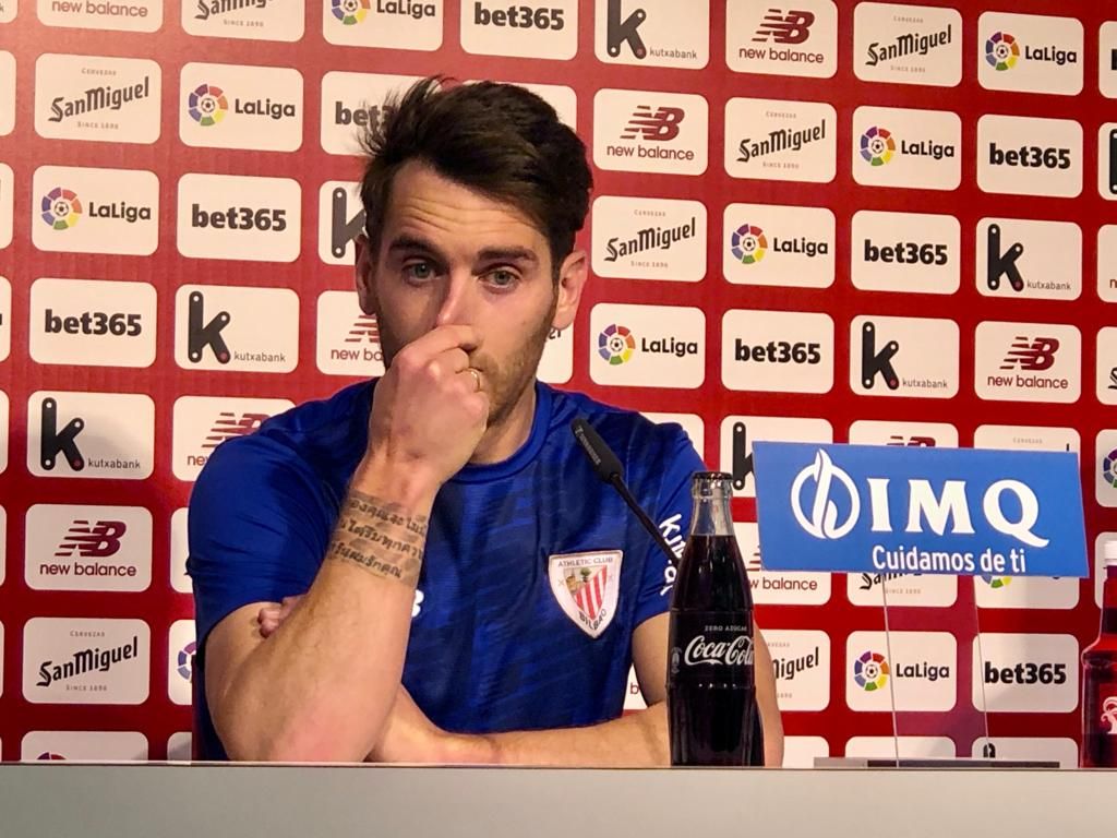  Un Ibai Gómez reflexivo en la sala de prensa de Lezama.