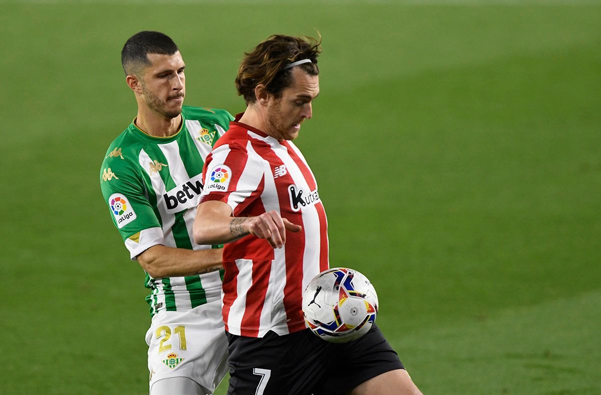  Ibai pelea por un balón ante un rival del Betis. ¿Saldrá en el Mercado?