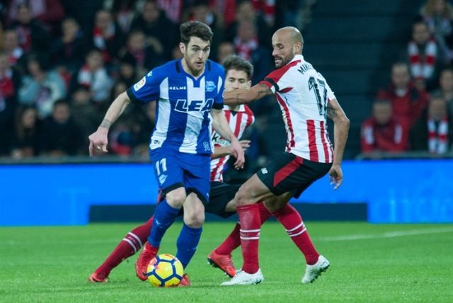 Ibai Gómez en su etapa en el Alavés ante Mikel Rico.