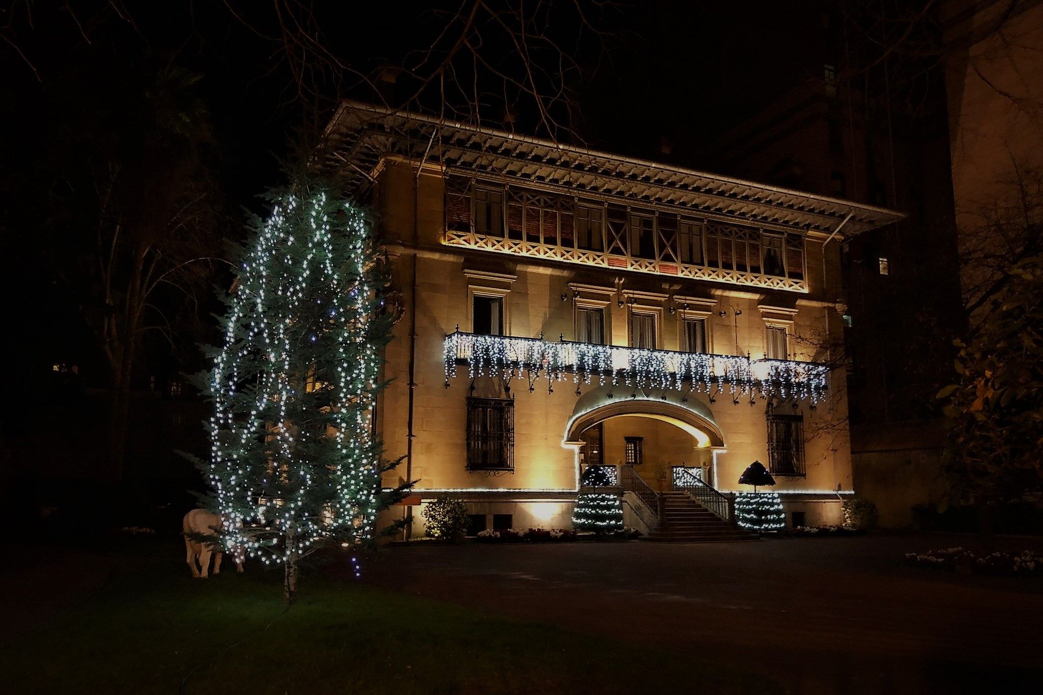 El palacio de Ibaigane, sede del Athletic Club, visto iluminado en estas noches de Navidad.
