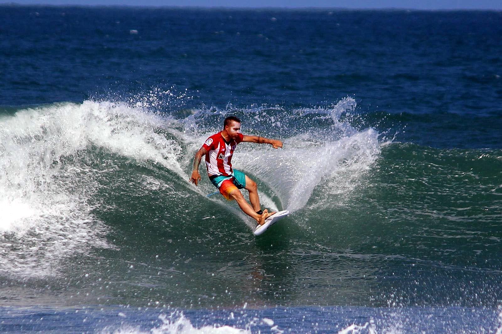 Ibon Garmendia cogiendo olas con la camiseta del Athletic Club.