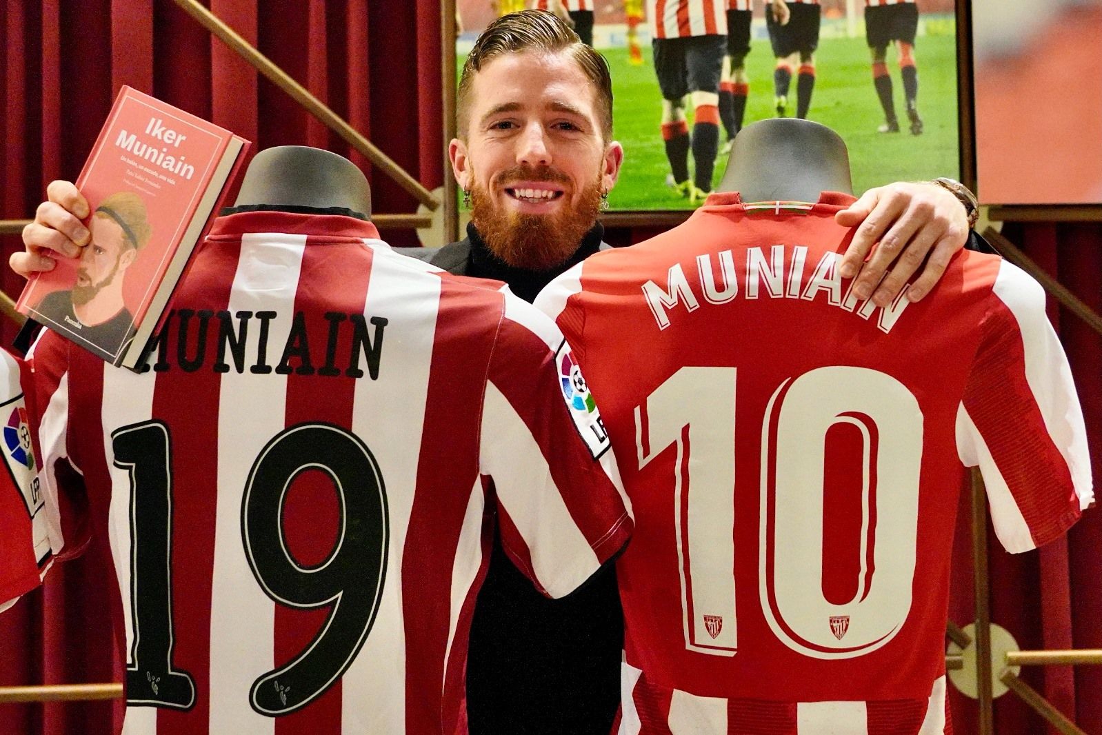  El capitán Iker Muniain ha presentado su libro en San Mamés.