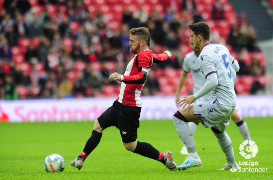  Iker Muniain, muy entonado, se lleva un balón ante Radoja.