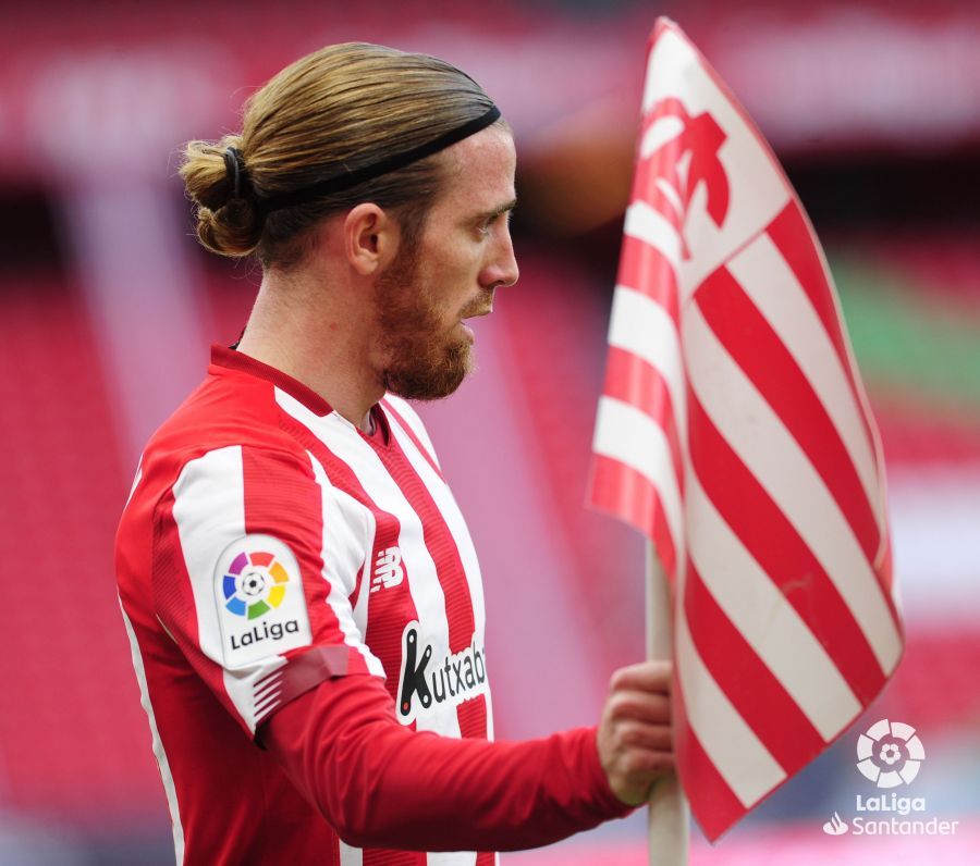  Iker Muniain, con un banderín en San Mamés.
