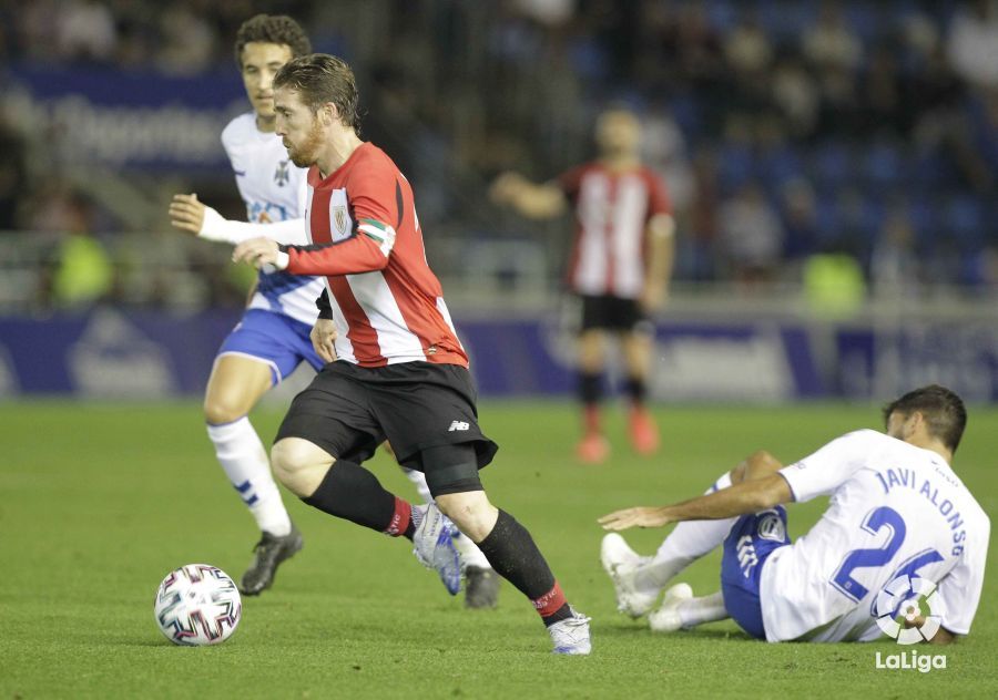  Iker Muniain conduce un balón en el choque ante el Tenerife.
