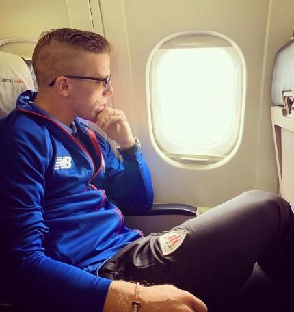 Iker Muniain, pensativo en el vuelo con destino al reciente 'stage' de Alemania