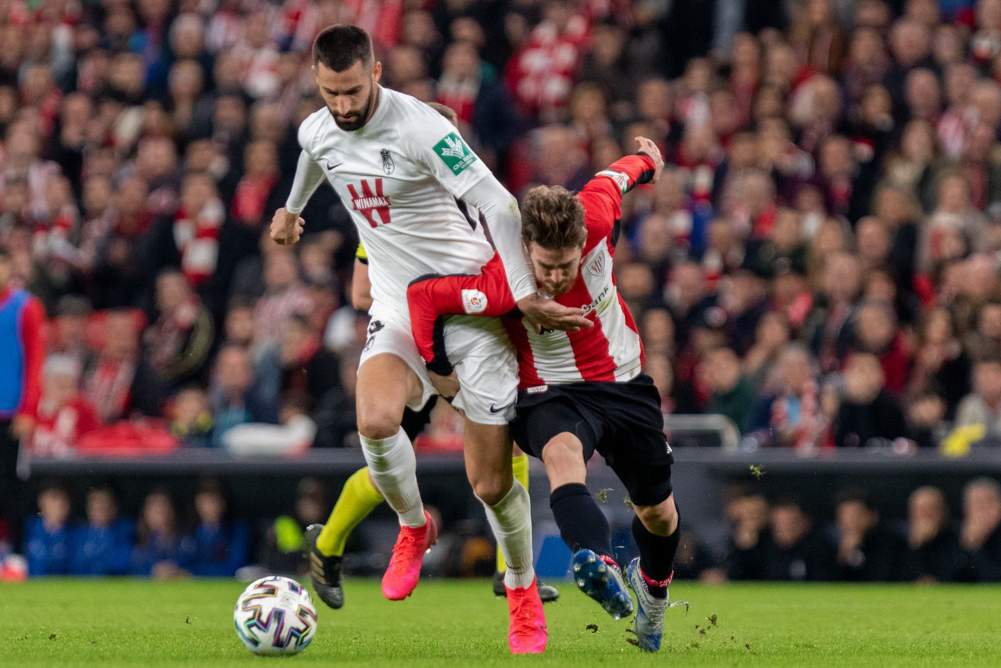  Iker Muniain lucha como un jabato por un balón.