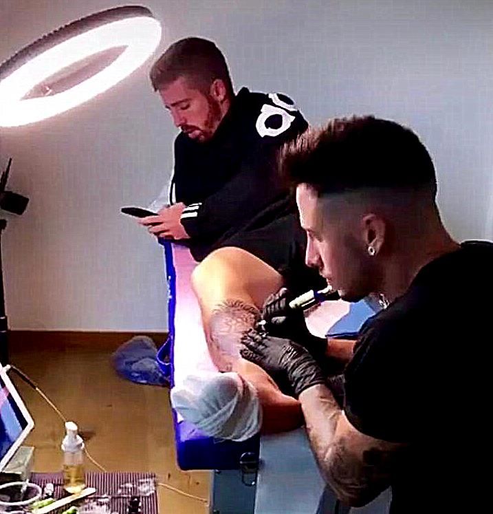Iker Muniain durante la sesión de tatuaje del león del Athletic con Edu Vertikal.