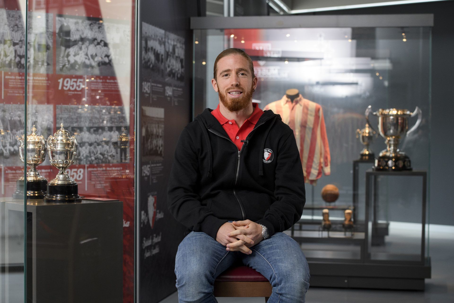  Iker Muniain en la sala de trofeos del Athletic Club antes de las finales de 2021.