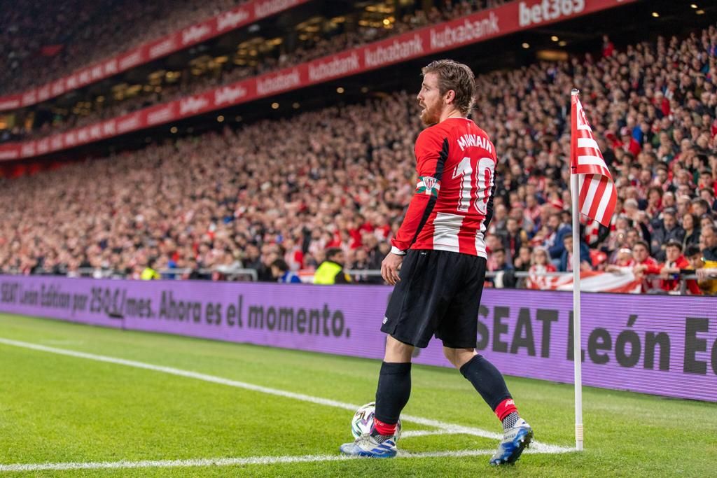  Iker Muniain se prepara para sacar un córner en San Mamés.