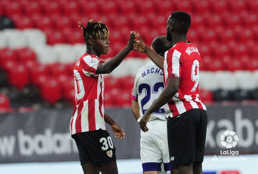 Iñaki Williams le da la mano a su hermano Nico en su debut con el Athletic Club.