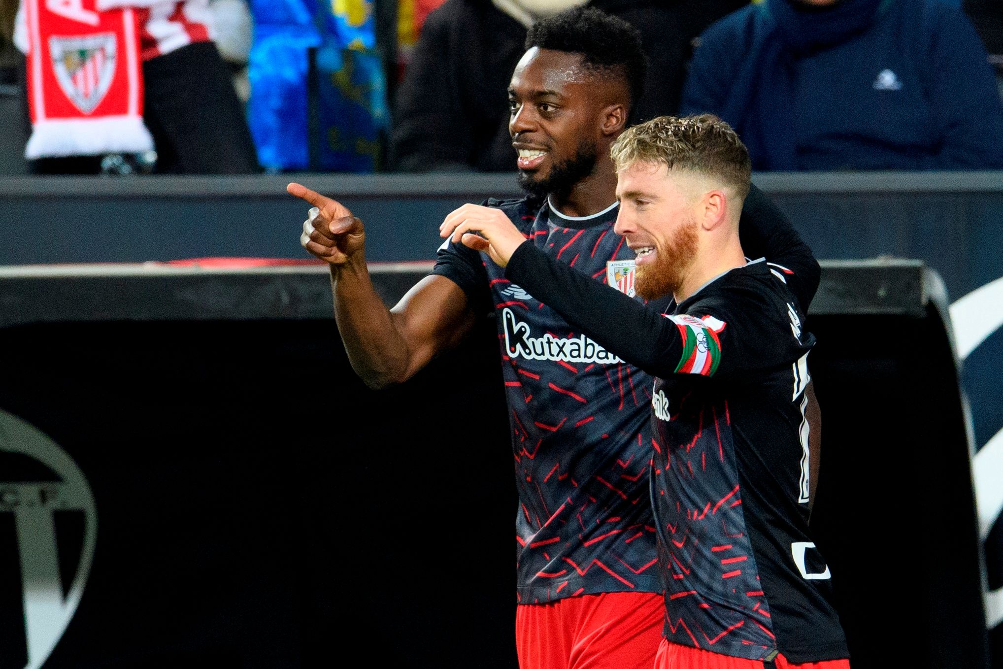  Iñaki Williams e Iker Muniain festejan un gol en Mestalla.