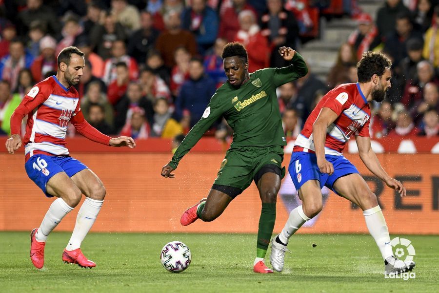 Iñaki Williams dispara entre dos jugadores del Granada.