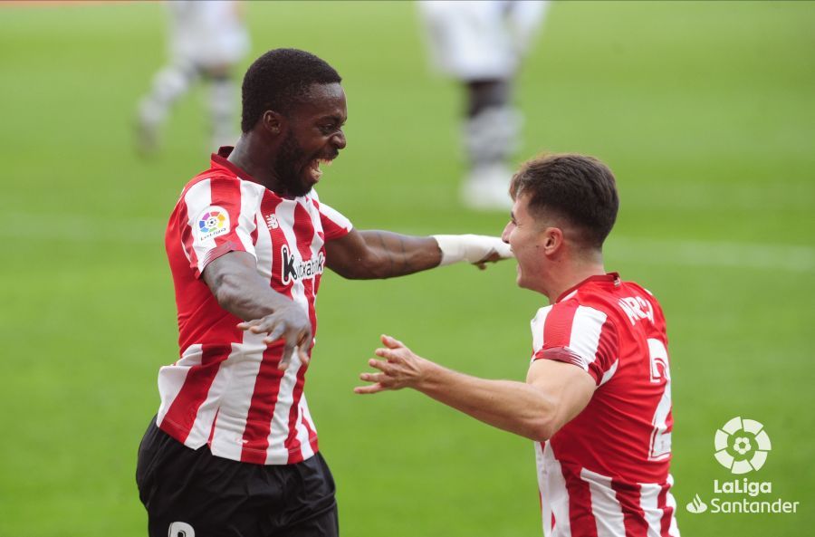 Iñaki Williams celebra con Morcillo su deseado gol en el Athletic-Levante.