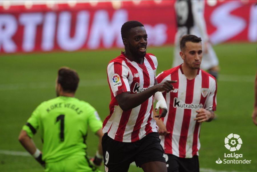  Un vendado Iñaki Williams celebra su gol junto a Álex Berenguer en el Athletic-Levante.