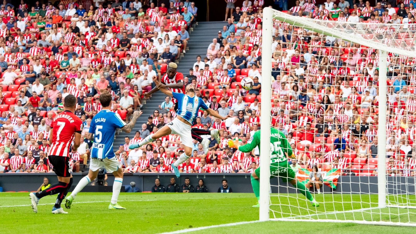  Vuelo de Iñaki Williams, durante el partido ante el RCD Espanyol en San Mamés.