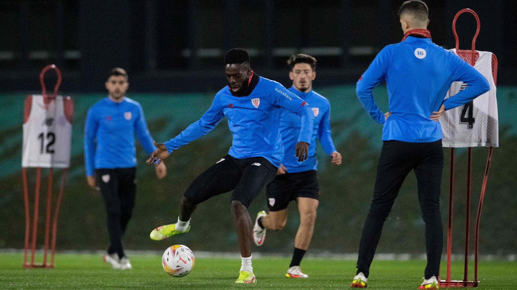  Iñaki Williams juega la pelota durante un entrenamiento.