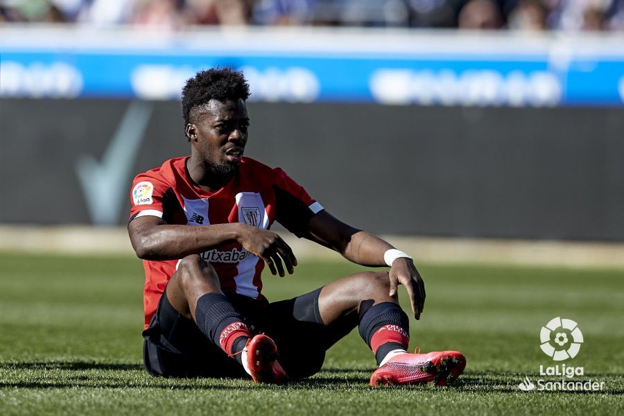  Iñaki Williams sentado sobre el césped de Mendizorrotza.