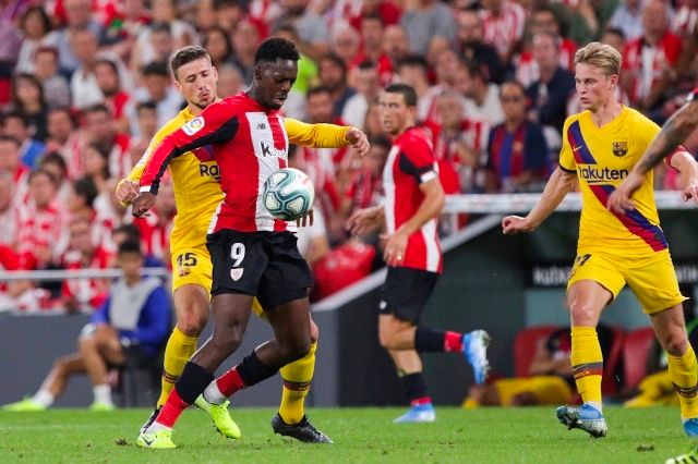 Iñaki Williams controla un balón con el pecho.
