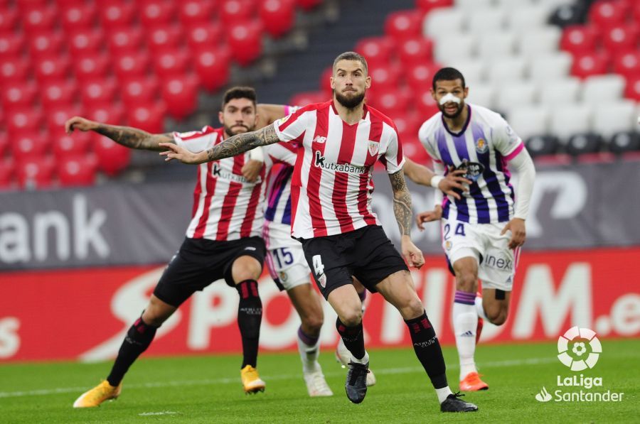 Iñigo Martínez y Unai Núñez defiende el área del Athletic Club ante los pucelanos.