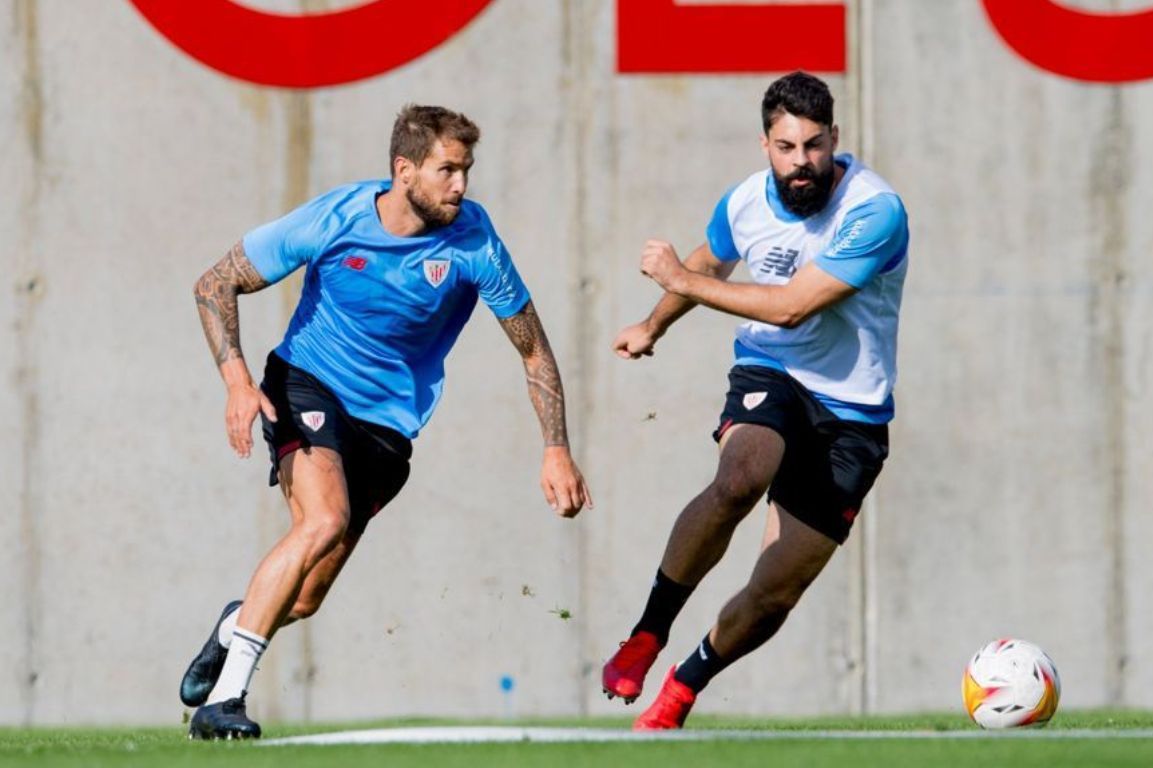 Iñigo Martínez y Asier Villalibre entrenando en Lezama.