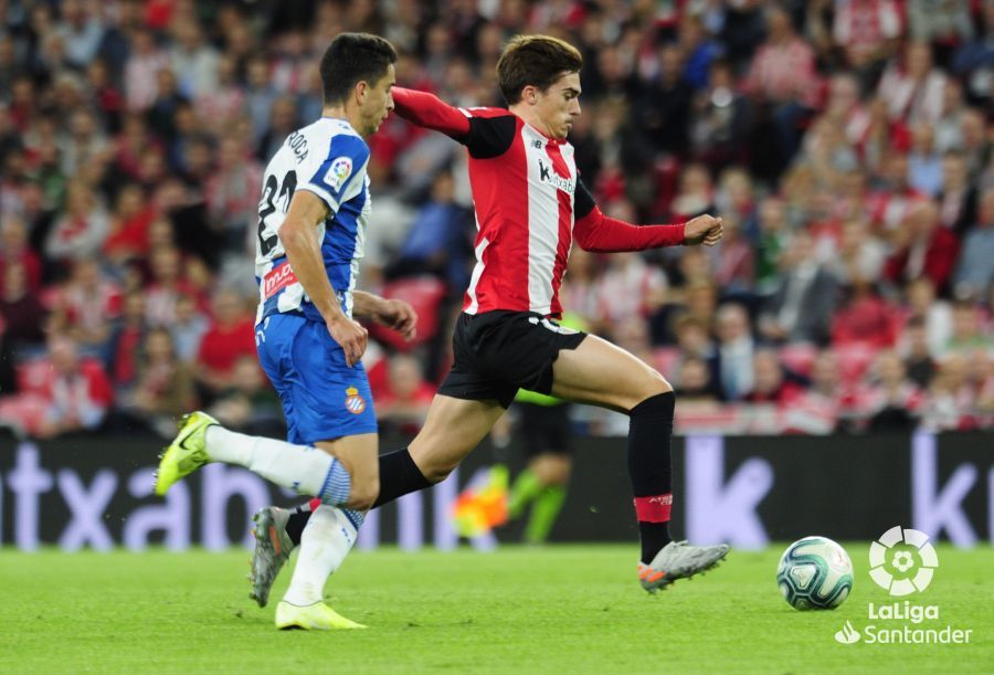 Iñigo Córdoba corre con el balón ante Marc Roca.