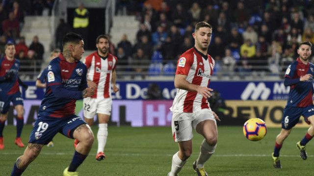  Yeray Alvarez durante en un lance del choque de liga en Huesca.