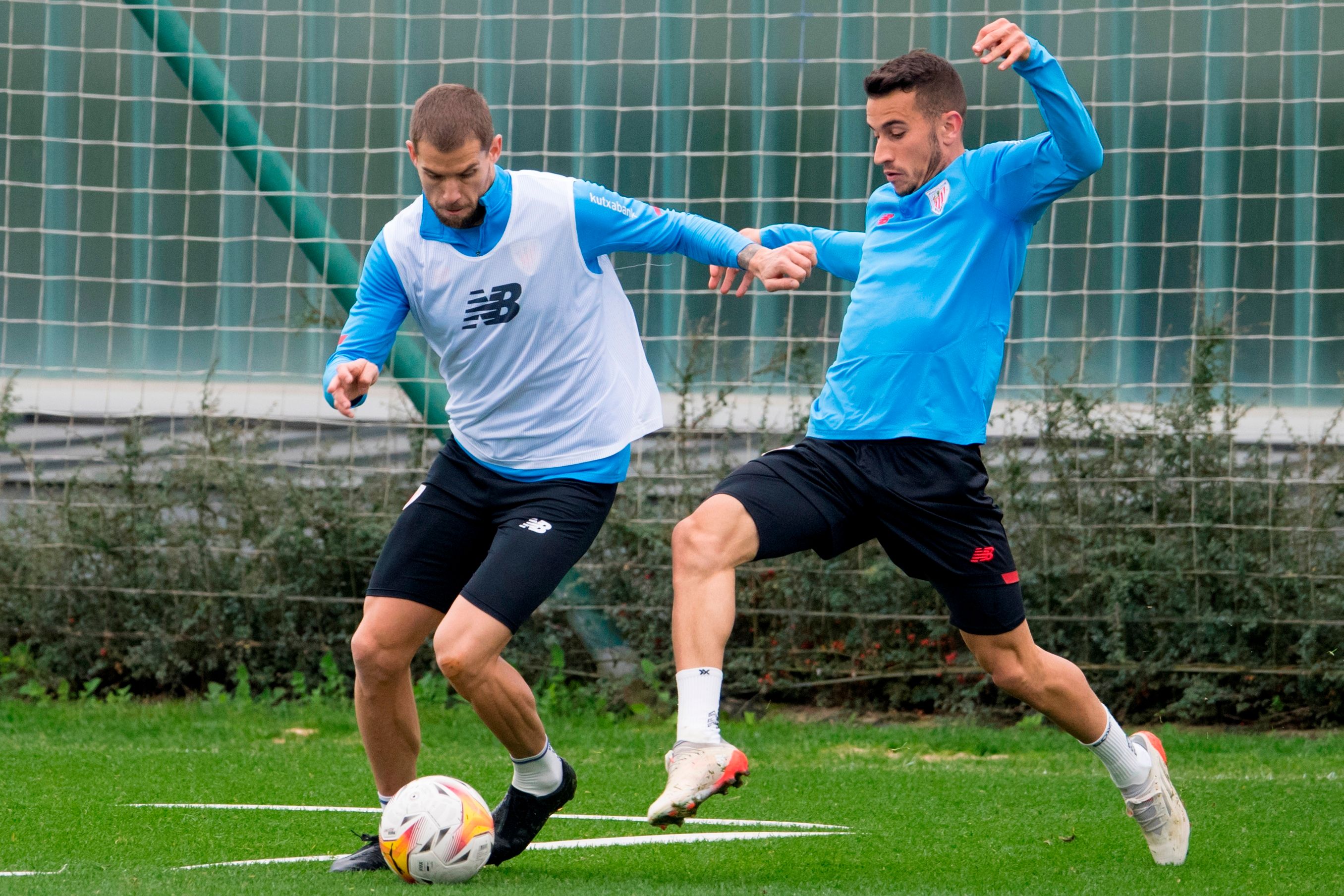  Iñigo Martínez, junto con Berenguer, preparan en Lezama el partido ante el Levante UD.
