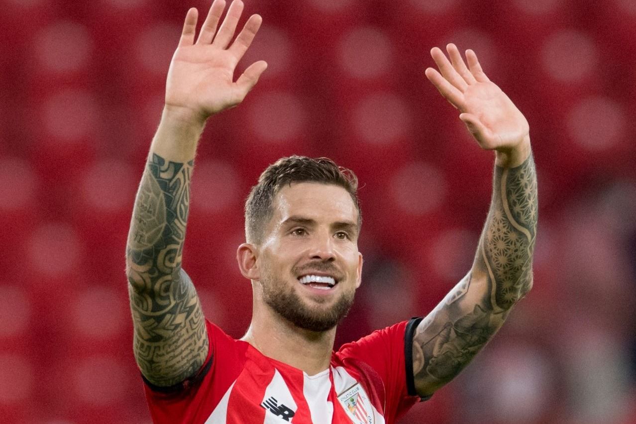  Gesto del central Iñigo Martínez en un partido en San Mamés.