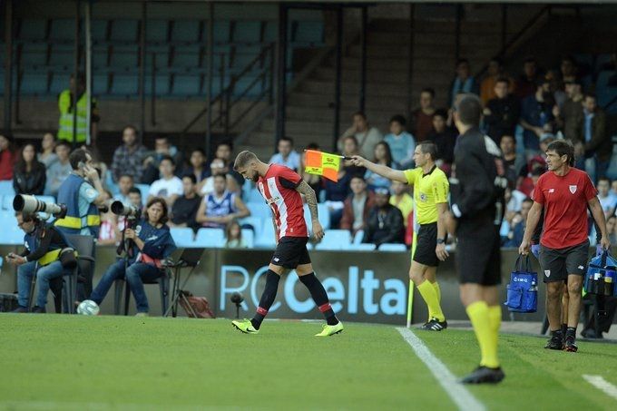  Iñigo Martínez vuelve al campo tras ser atendido por un golpe en el tobillo con Aspas.