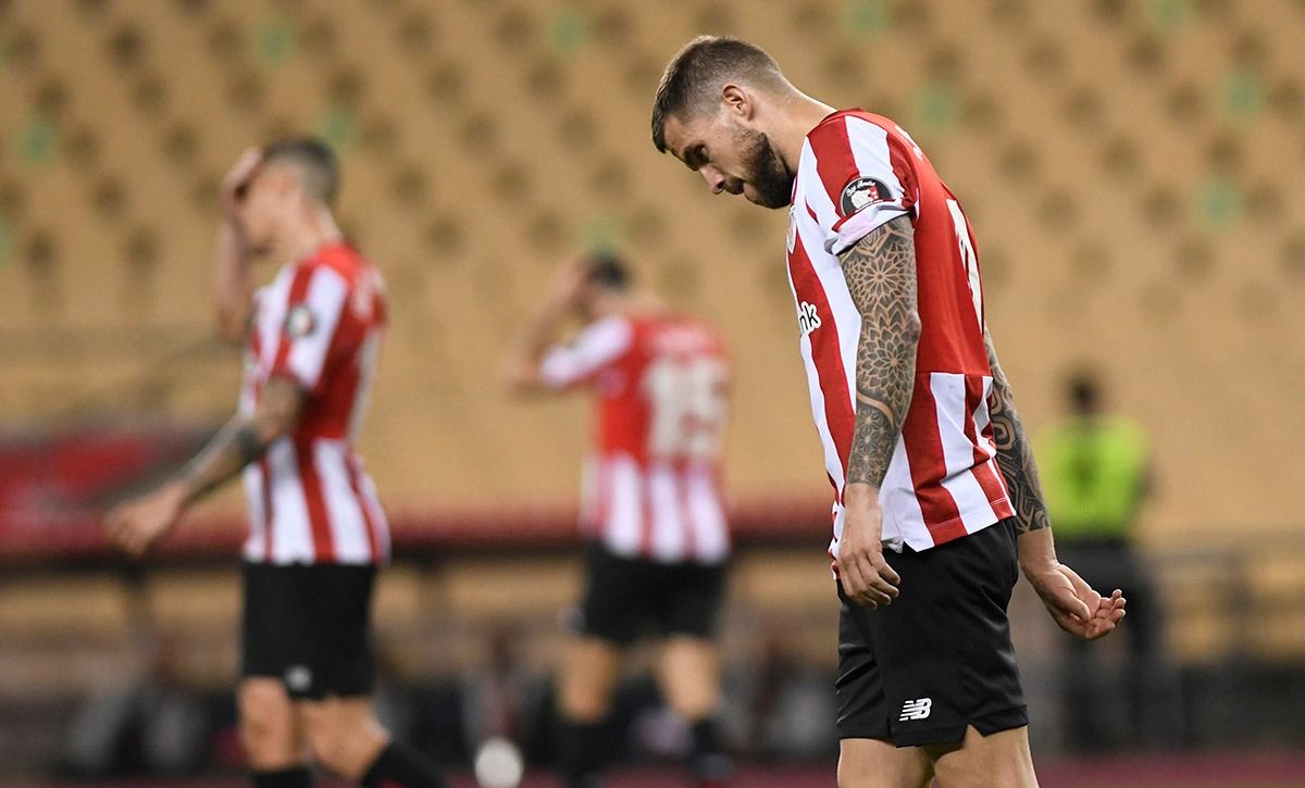  Iñigo Martínez, abatido, tras uno de los goles del Barça al Athletic Club de Bilbao.