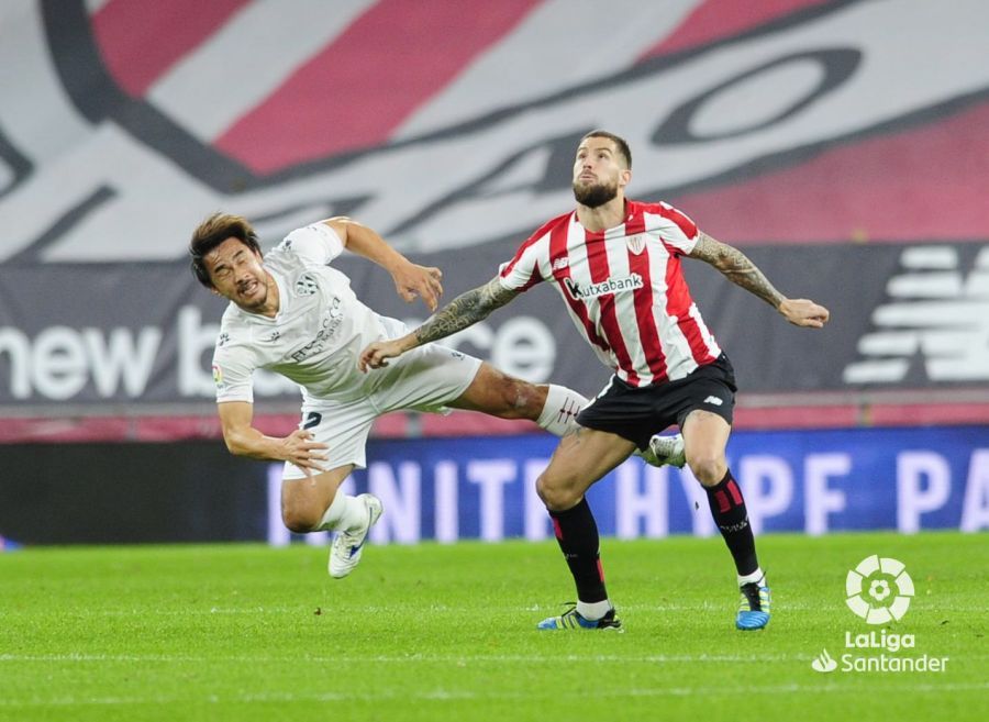 Iñigo Martínez lucha un balón ante el Huesca.