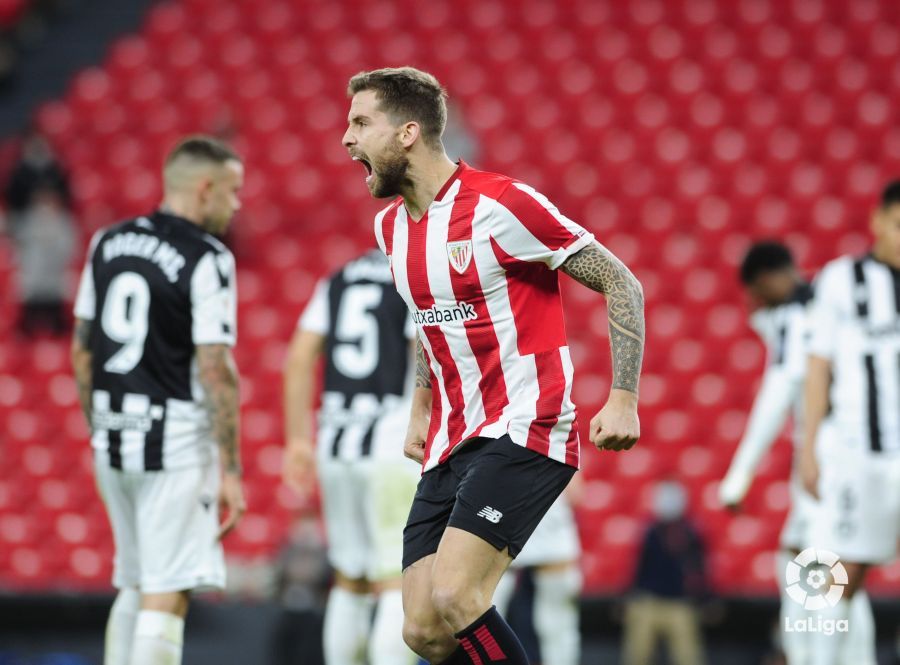 Iñigo Martínez celebra con rabia su gol de cabeza al Levante UD en Copa.