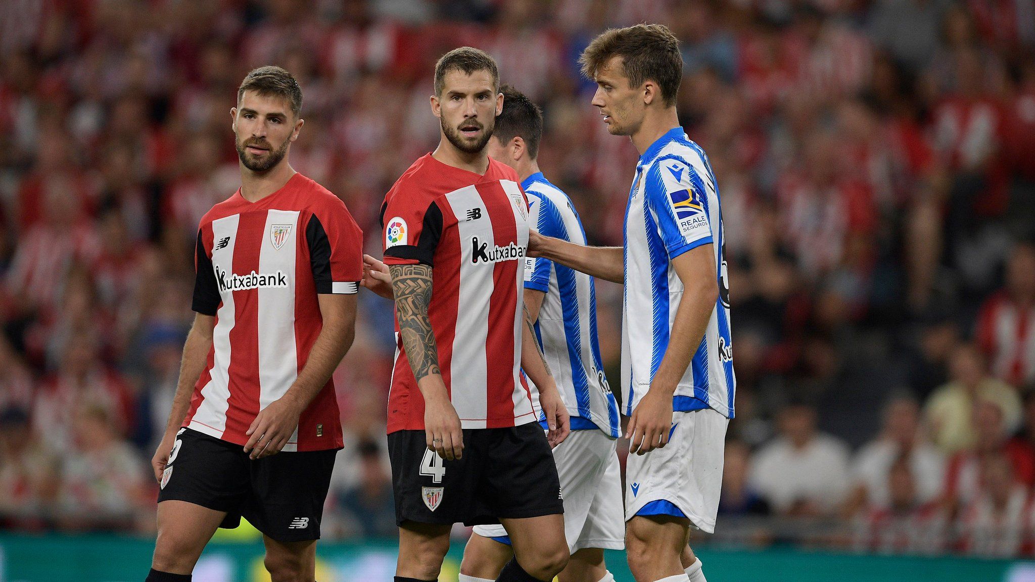 Íñigo Martínez, Diego Llorente y Yeray Álvarez, en el derbi vasco.
