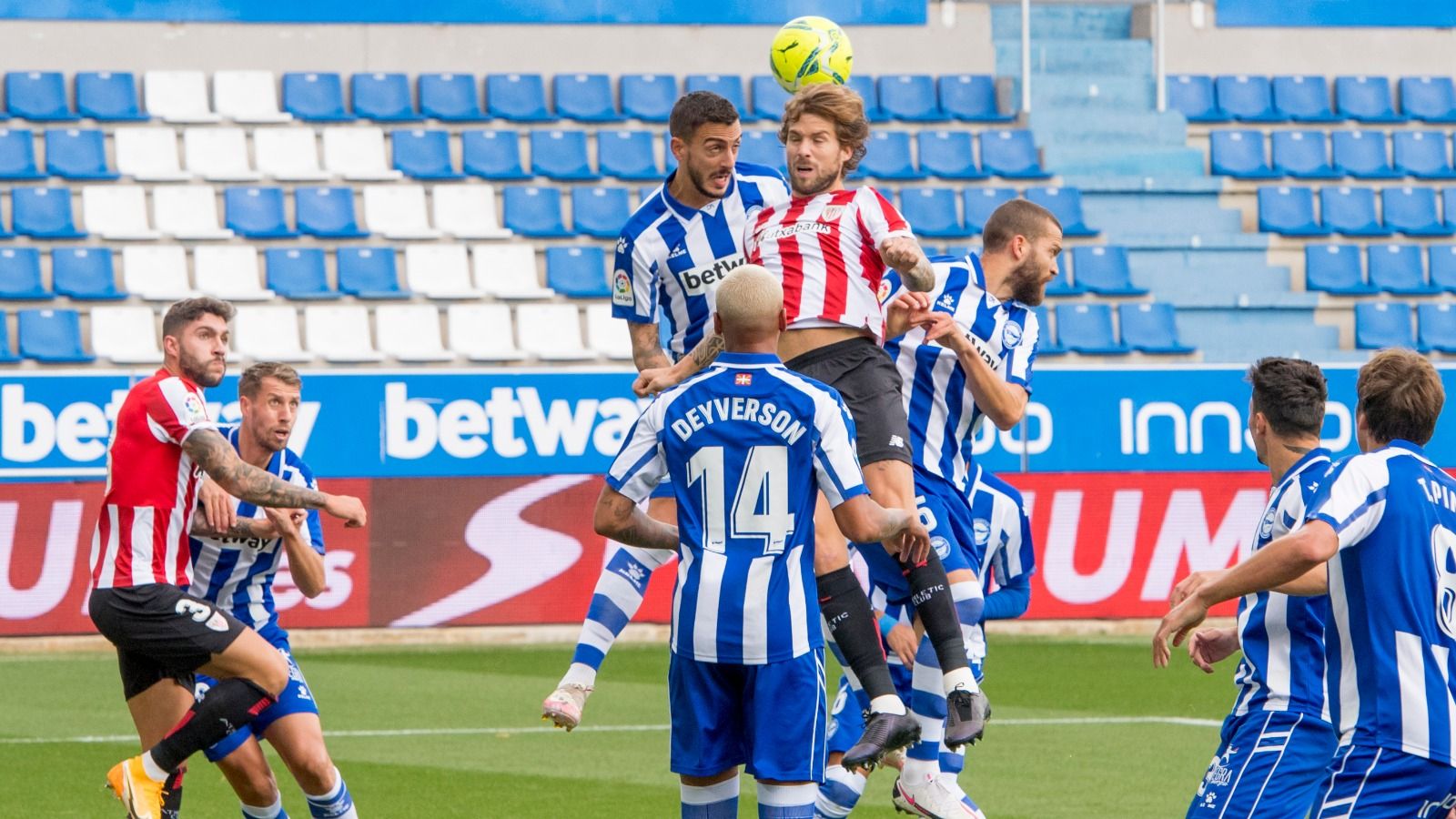 Iñigo Martínez en plena batalla durante el partido ante el Alavés.