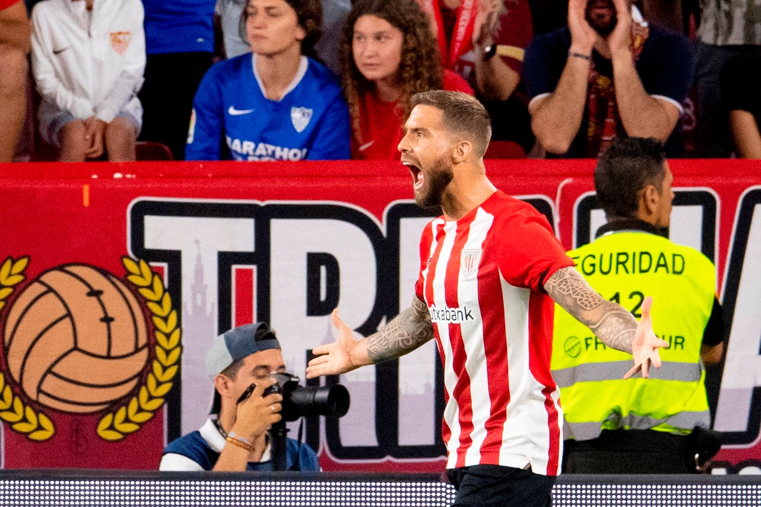  Protesta de Iñigo Martínez ante el Sevilla en el Pizjuán.