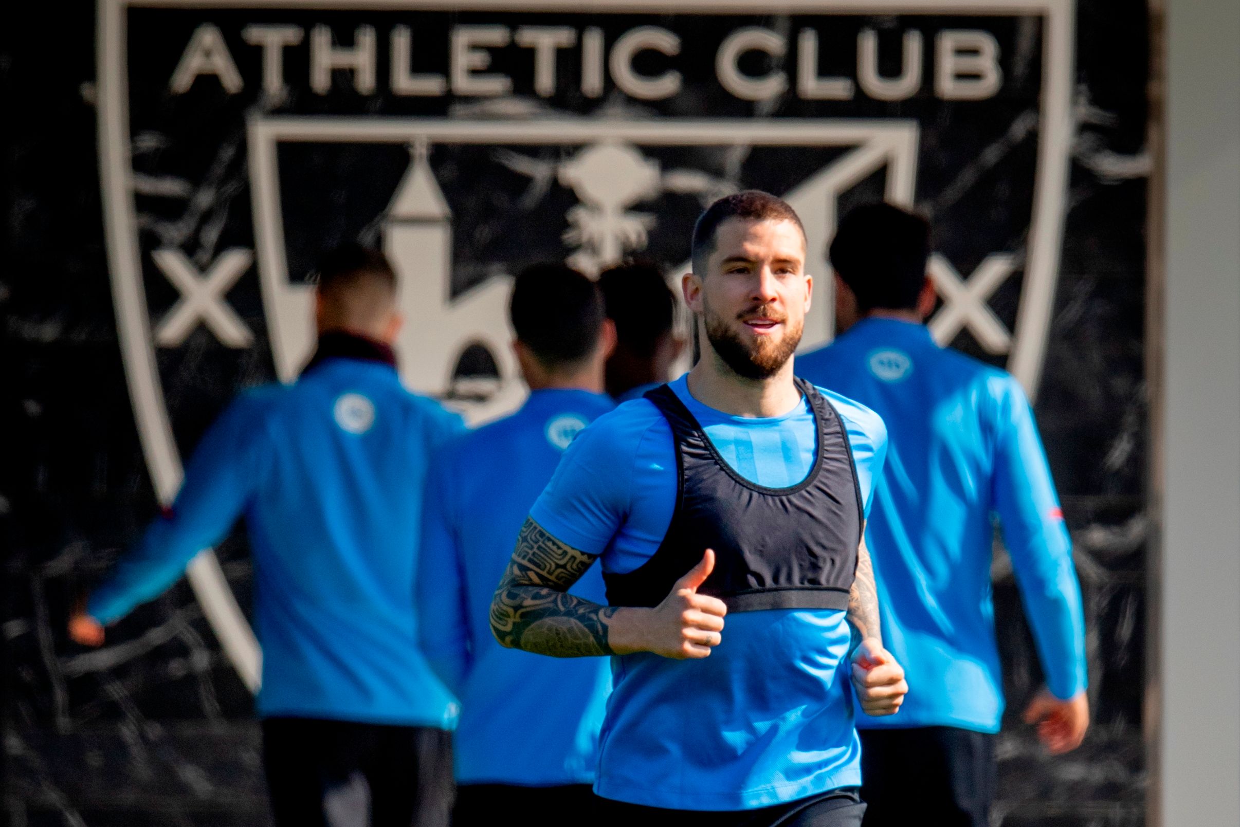  Iñigo Martínez trabaja con el grupo en Lezama.